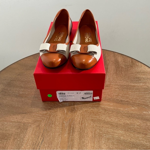 Elegant Cream and Tan Women's Flats - Picture 4 of 5